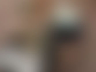 matcha latte på ett träbord med en morotskaka