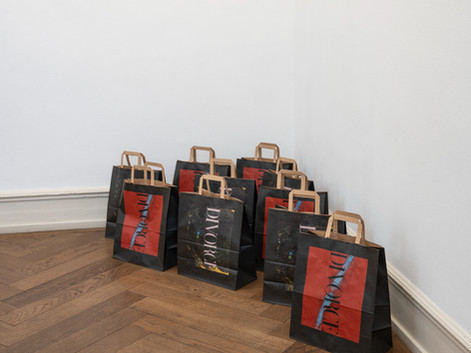 Jasmine Gregory, Paperbags for Migros, 2025. Anti Heroes. Jakob Collection, Villa Merkel, Galerie der Stadt Esslingen, Foto Frank Kleinbach © Jakob Collection