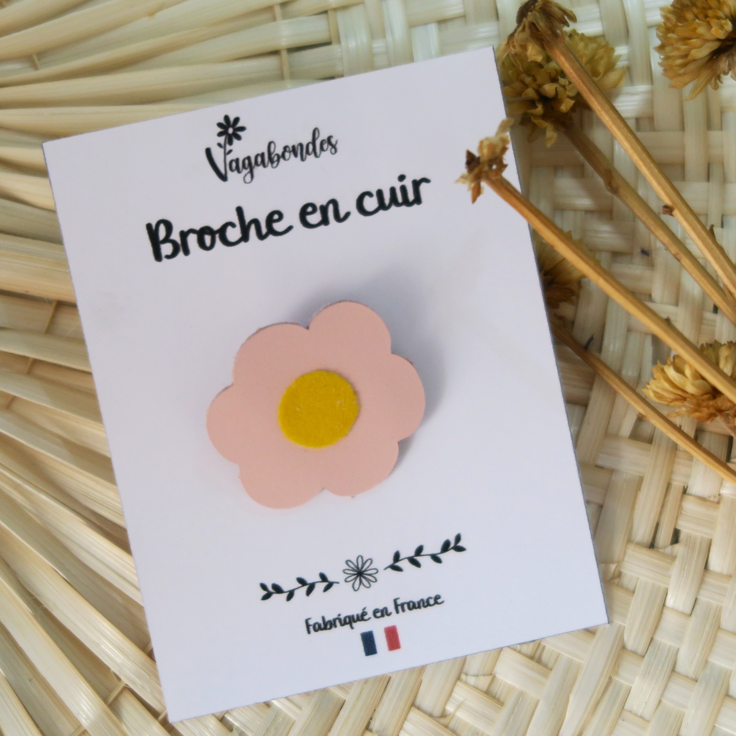 Broche en cuir et paillettes