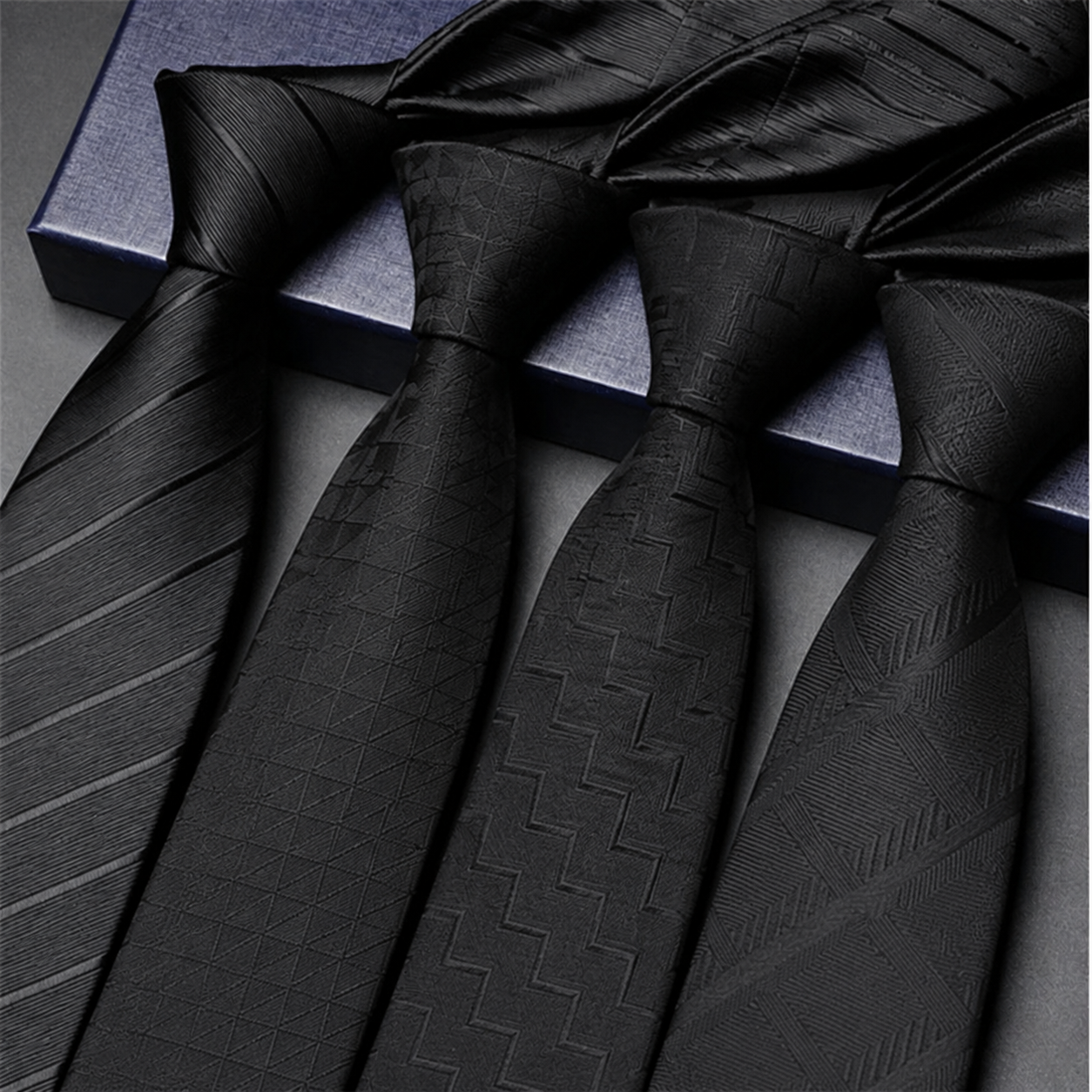 Gravata Masculina Slim Preta com Textura Geométrica