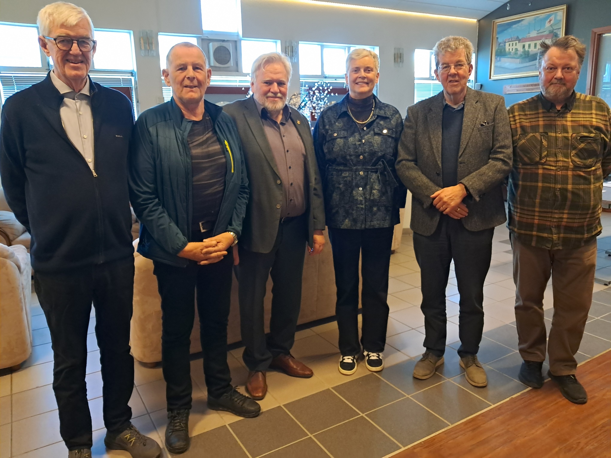 Ný stjórn Krabbameinsfélagsins Framför. Frá vinstri Guðmundur Páll Ásgeirsson fráfarandi formaður og nú meðstjórnandi, Hallur Illugason nýr í stjórn, Guðmundur Oddgeirsson áður meðstjórnandi og nú formaður, Hólmfríður Sigurðardóttir varaformaður, Henry Granz fundarstjóri er í varastjórn og lengst til hægri Stefán Stefánsson framkvæmdastjóri.