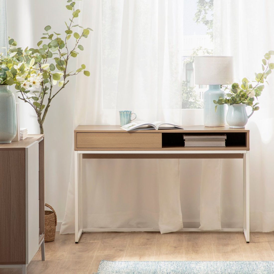 Escritorio en madera color natural con pata blanca