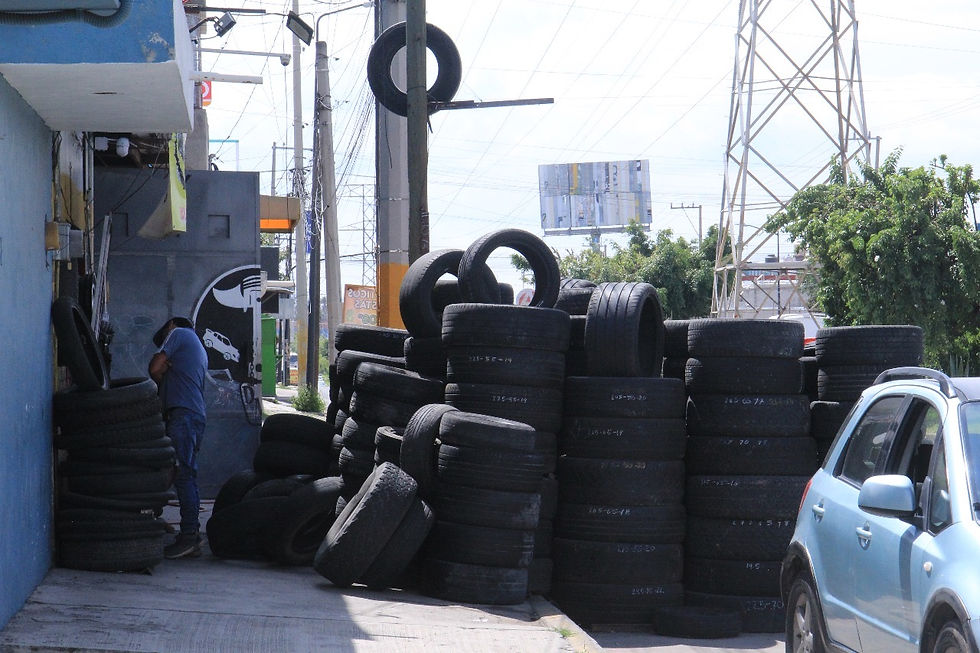 Banqueta invadida en Av Las Torres por talachería