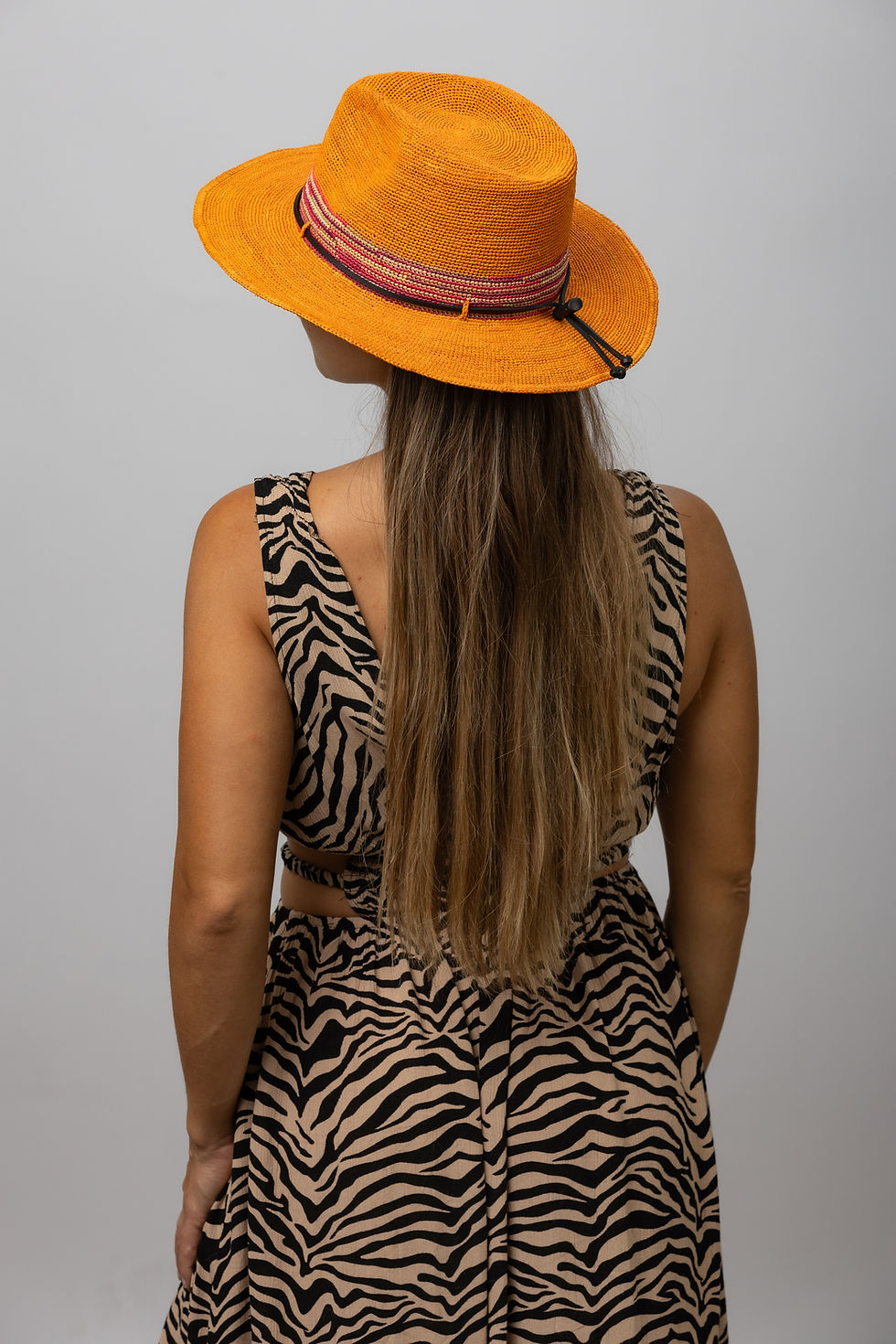 BARAH 7 - PAPAYA straw hat with a Multicolor Pink band
