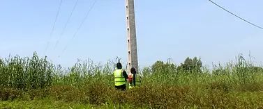 reseau-distribution-electrique-hta-poteau-techniciens-ueefi-burkina-faso.webp