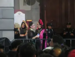 Salvatori y Palomares, fuera del Palacio Municipal durante el Grito
