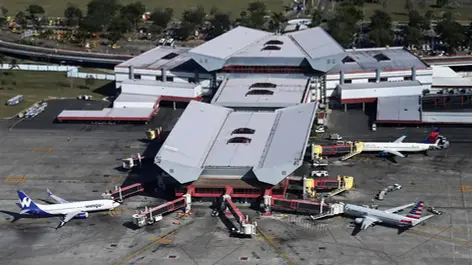 Rusia busca ayudar a Cuba tras quedarse sin combustible para aviones, con turistas varados