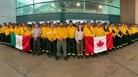 Regresó a México el cuarto equipo de brigadistas que combatieron incendios en Canadá