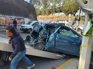 Aseguran a trailero tras aparatoso choque en FINSA; el automovilista sobrevivió