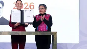 Sheinbaum firma decreto para que la información gubernamental sea más transparente y accesible