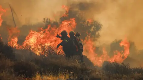 Evacuan a miles de personas por incendios en zonas turísticas de Grecia y Turquía