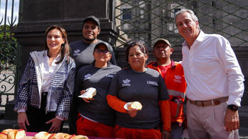 Comparten Pepe Chedraui y MariElise rosca de Reyes con poblanas y poblanos