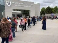 Largas filas de familiares tras hallazgo de 383 cuerpos en crematorio de Juárez
