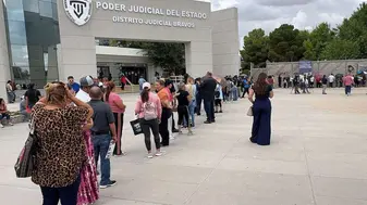 Largas filas de familiares tras hallazgo de 383 cuerpos en crematorio de Juárez