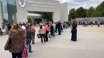Largas filas de familiares tras hallazgo de 383 cuerpos en crematorio de Juárez