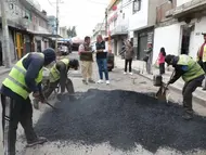 Supervisa Pepe Chedraui trabajos de bacheo en colonia Popular Castillotla