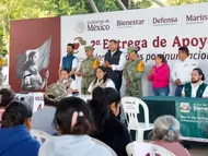 Alejandro Armenta entrega apoyos a afectados por lluvias en Pantepec