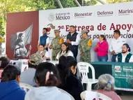 Alejandro Armenta entrega apoyos a afectados por lluvias en Pantepec