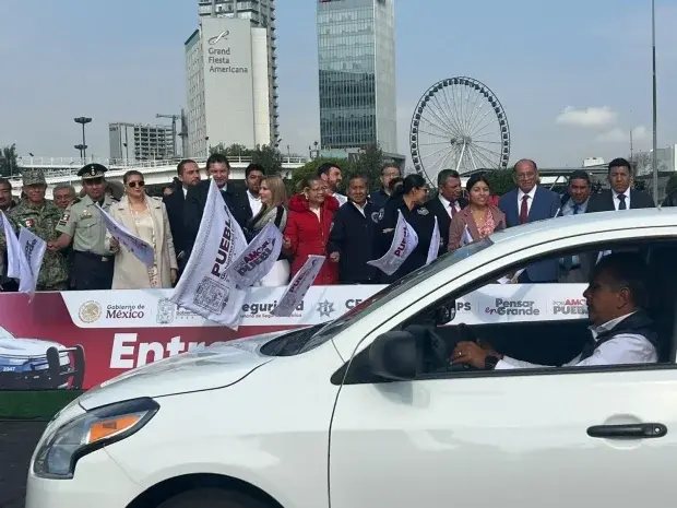 Alejandro Armenta entrega 11 unidades a la secretaria de Seguridad Pública