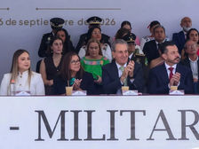 Participa Pepe Chedraui en desfile cívico-militar por la Independencia en Puebla