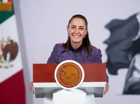 Sheinbaum da irónica bienvenida al "espurio Calderón" que asiste al foro derechista América Libre