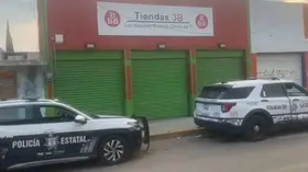 Ladrones dan “cortinazo” y roban tienda Tres B en la colonia Guadalupe Hidalgo
