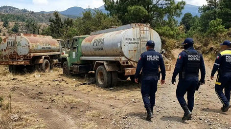 Aseguran pipas abandonadas en Tlahuapan por fuerte olor a gas