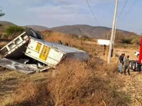 Volcadura de caja de tráiler con azúcar genera rapiña en la Izúcar-Cuautla