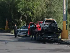 Confirma FGE que solo había un cadáver en el auto calcinado del Periférico Ecológico; investigan posible narcomensaje