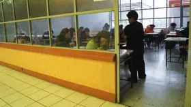 Maestros son descubiertos haciendo trampa en examen para la promoción docente