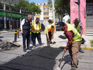 Supervisa Pepe Chedraui a cuadrillas de bacheo en la 17 Sur y 13 Poniente
