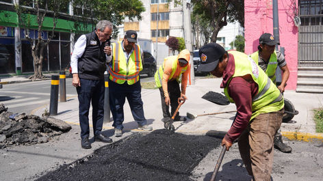 Supervisa Pepe Chedraui a cuadrillas de bacheo en la 17 Sur y 13 Poniente
