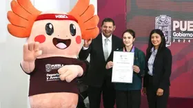 Puebla es referente nacional en deporte, reconoce gobernador a medallista en escalada