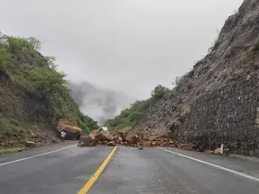 Derrumbe provoca cierre en la Cuacnopalan-Oaxaca; circulación ya fue restablecida