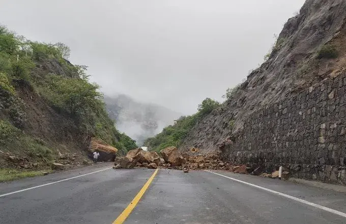 Derrumbe provoca cierre en la Cuacnopalan-Oaxaca; circulación ya fue restablecida