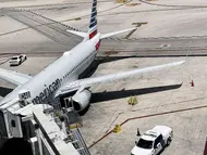 Evacúan avión de American Airlines por incendio en tren de aterrizaje en EU
