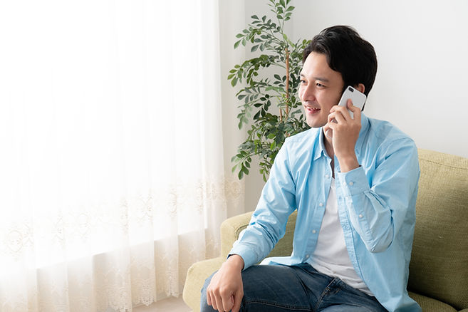 電話をする男性