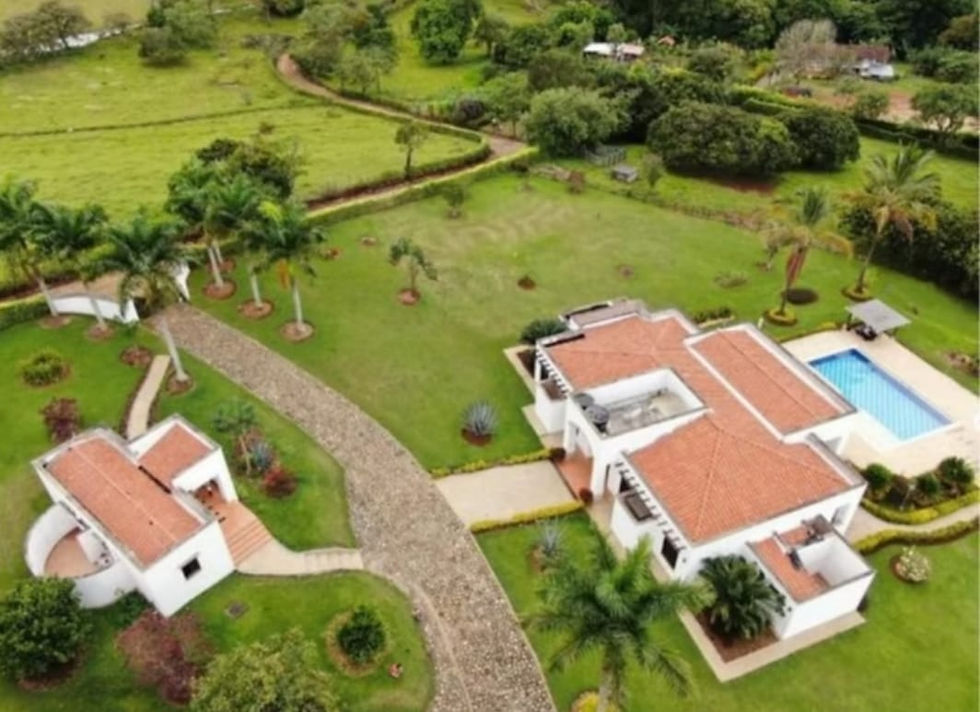 ¿Debo comprar una propiedad en Colombia antes o después de obtener la residencia?