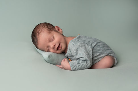 Bébé nouveau né séance photo en studio par une photographe professionnelle formée entre Dreux et Evreux