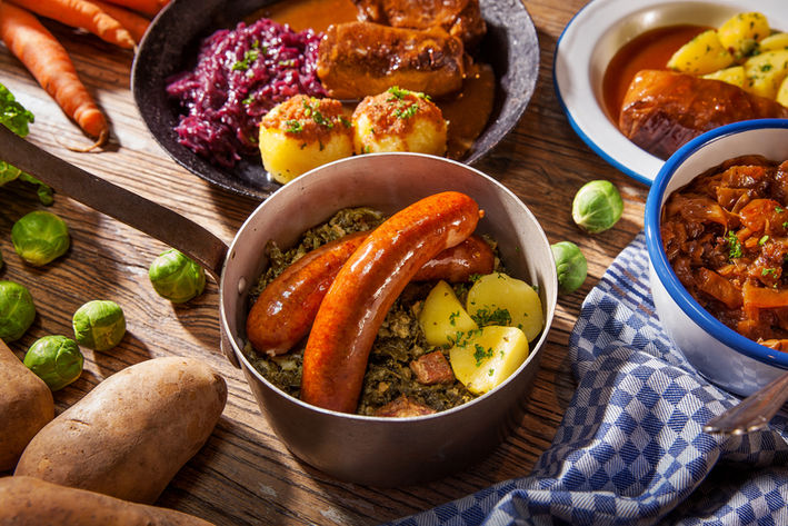 Lifestyle-Bild -gedeckter Tisch in professioneller Food-Fotografie für Restaurant-Marketing und kulinarische Präsentationen.