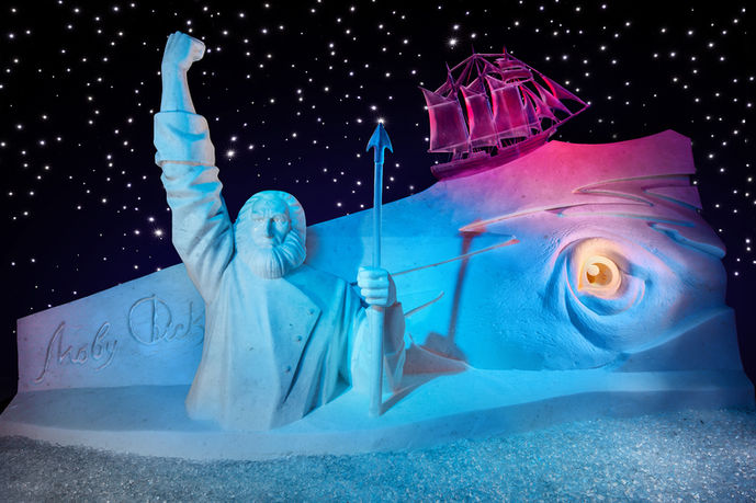 Reportagefotograf dokumentiert Eiskünstler bei der Arbeit – Kunstfertigkeit und Präzision bei der Eisskulpturenerstellung