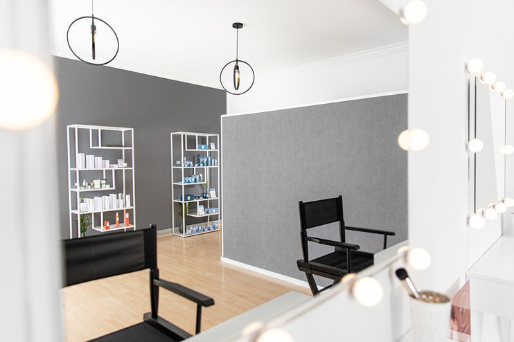 Innenraum Kosmetikstudio – Hochwertige Werbefotografie für Beauty-Spas, Wellness-Salons und Kosmetikmarken. Interior-Fotografie für Webseiten, Social Media und Werbung. Fotograf für Kosmetik- und Beautyfotografie in Rostock, Stralsund, Schwerin und deutschlandweit.