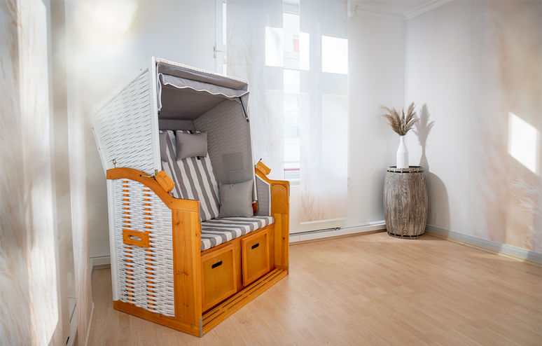 Innenaufnahme Kosmetikstudio – Hochwertige Interior-Fotografie für Beauty-Salons, Wellness-Spas und Kosmetikstudios. Professionelle Werbefotografie für Webseiten, Social Media und Printwerbung. Fotograf für Unternehmensfotografie in Rostock, Stralsund, Schwerin und deutschlandweit.