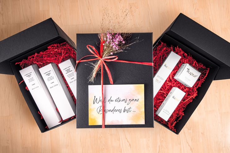 Produktfoto Kosmetik – Hochwertige Produktfotografie für Beauty-Produkte, Pflegeprodukte und Make-up. Professionelle Werbefotografie für Online-Shops, Webseiten und Social Media. Fotograf für Kosmetikfotografie in Rostock, Stralsund, Schwerin und deutschlandweit.