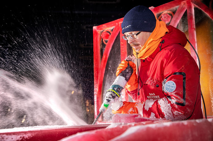 Reportagefotograf dokumentiert Eiswelt Künstler bei der Arbeit – kreative Eisskulpturenkunst in Aktion