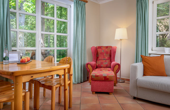 Professionelle Hotelfotografie Hotelzimmer – hochwertig fotografiertes Hotelzimmer mit eleganter Einrichtung, modernen Möbeln und einer entspannten Atmosphäre, perfekt für Buchungsplattformen und Hotelwebseiten.