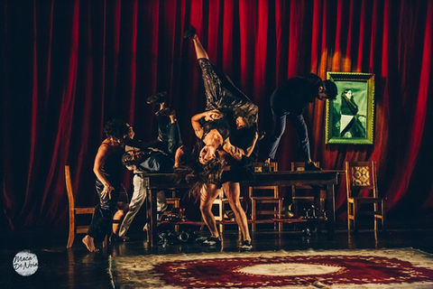 Espectáculo dirigido por el destacado Director Frances Florent Bergal.

“Un domingo” es la primer producción impulsada por el Festival Internacional de Circo Independiente en Co-producción con Proyecto Migra y El Galpón de Guevara. Un domingo cuenta con el apoyo de Mecenazgo Cultural y Centro Cultural Recoleta.

SINOPSIS

Es un domingo en familia. Todos se reunen alrededor de una gran mesa. En el ambiente se observa un lujo dudoso. La aristocracia, ha perdido su brillo.

Una tensión reina en este mundo donde todo parece posible. Objetos con vida, cuerpos acrobáticos y contorsionados, proyectando emociones potentes. Un mundo con reglas sociales y psíquicas inquietantes y ridículas; que nos trasladan de la risa a la consternación. Mentalidad medieval, impulsos de sueños americanos, romances torcidos y delirios imperiales. inmersión a una familia felineana donde todo desborda, el amor y el odio.

Un circo-teatro que contiene a la vez toda la vulgaridad y la gracia del ser . Cuerpos comprometidos al extremo ,sentimientos crudos y las más refinadas atenciones.

Hay un invitado. ¿Es él la causa de este desastre? ¿O simplemente se ve involucrado en esta vida de familia deplorable?

Los domingos a veces son un día de fiesta... y que fiesta!