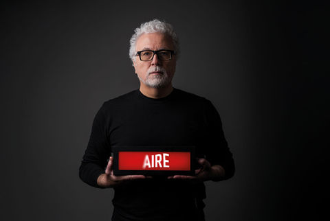 El productor y director audiovisual Claudio Villarruel, se sube a la escena  de Aire, su obra de teatro. Explora lo escénico desde su intimidad, como quien vuelve a casa, pero esta vez para habitarla desde el vacío, el recuerdo y la necesidad de encontrarse con su historia familiar. A través del lenguaje teatral combinado con recursos audiovisuales, Villarruel comparte su busqueda profunda, humana y poética por entender lo que se hereda, lo que se transforma y lo que sigue latiendo.


Diseño de Iluminación 
PABLO ROJAS
Diseño de Escenografía
MICAELA SLEIGH
Dispositivo Audiovisual
ELIAS SEGOVIA
Diseño Gráfico y Redes
YASMIN GALA BENEDINI
Prensa y Comunicación
MARÍA LAURA LUCINI MONTI
Fotografía
CARLOS FURMAN
Post Producción Audiovisual
ARIEL JONTE, MATIAS ARRASCOYTA, MAXIMO MESSINA 
Música 
LUCIANO PALLARO BATTAGLIESE
Intérprete versión tema musical
SOFIA VILLARRUEL BAUDRAND
Testimonios
HERMANA SILVIA
HERMANO DARÍO
TIA GUIGUI
TIA BEATRIZ
PRIMA MARTA
RAUL MONASTERSKY
Colaboración Artística
FRANCISCA BAUDRAND VALDÉS
Supervision  de texto
JULIAN LÓPEZ
Producción y asistencia de dirección
DANIELA SITNISKY
Dirección 
JUAN  ANDRES ROMANAZZI
Concepto, texto, interpretación
CLAUDIO VILLARRUEL
