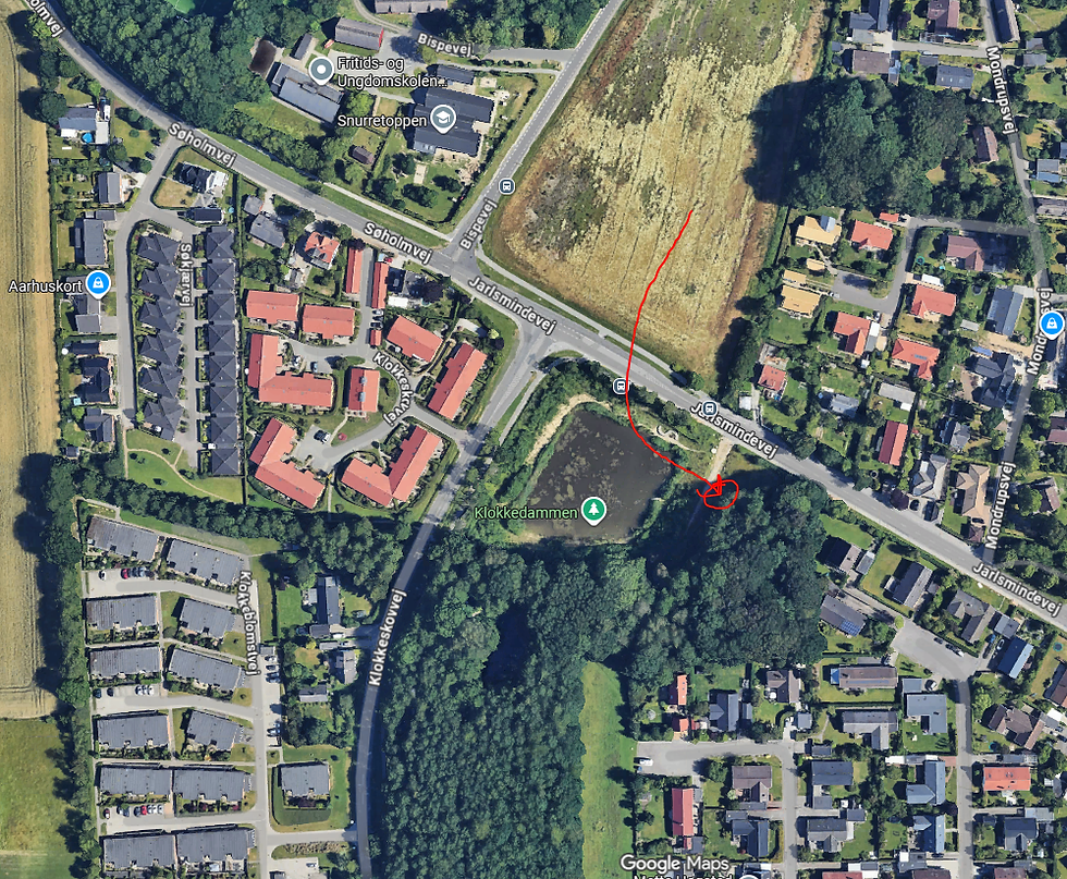 Skiltet er placeret v. Klokkedammen, centralt i Den Grønne og Rekreative Korridor.