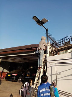 ດຳເນີນການປາດຝາ ແລະ ຕິດຕັ້ງລະບົບໄຟຟ້າ ຮຮ ສະຖາພອນ